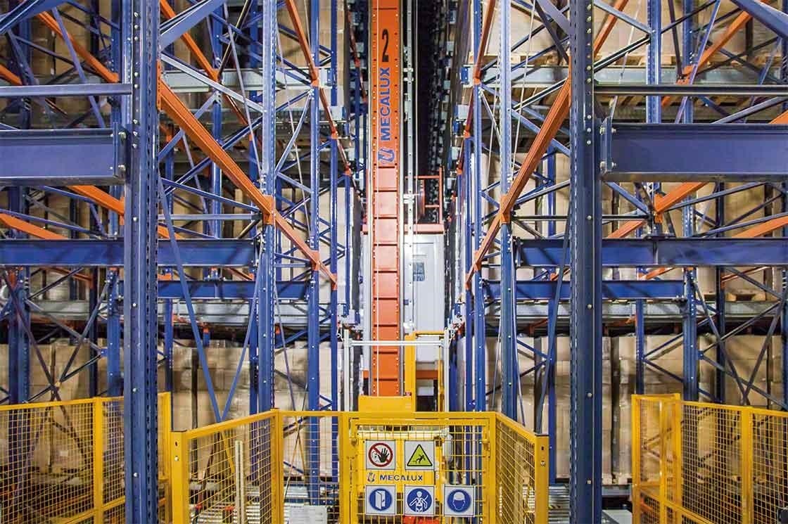 En este depósito inteligente, los transelevadores funcionan en racks penetrables En este depósito inteligente, los transelevadores funcionan en racks penetrables