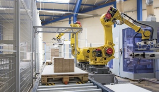 El brazo robótico industrial toma impulso en el depósito