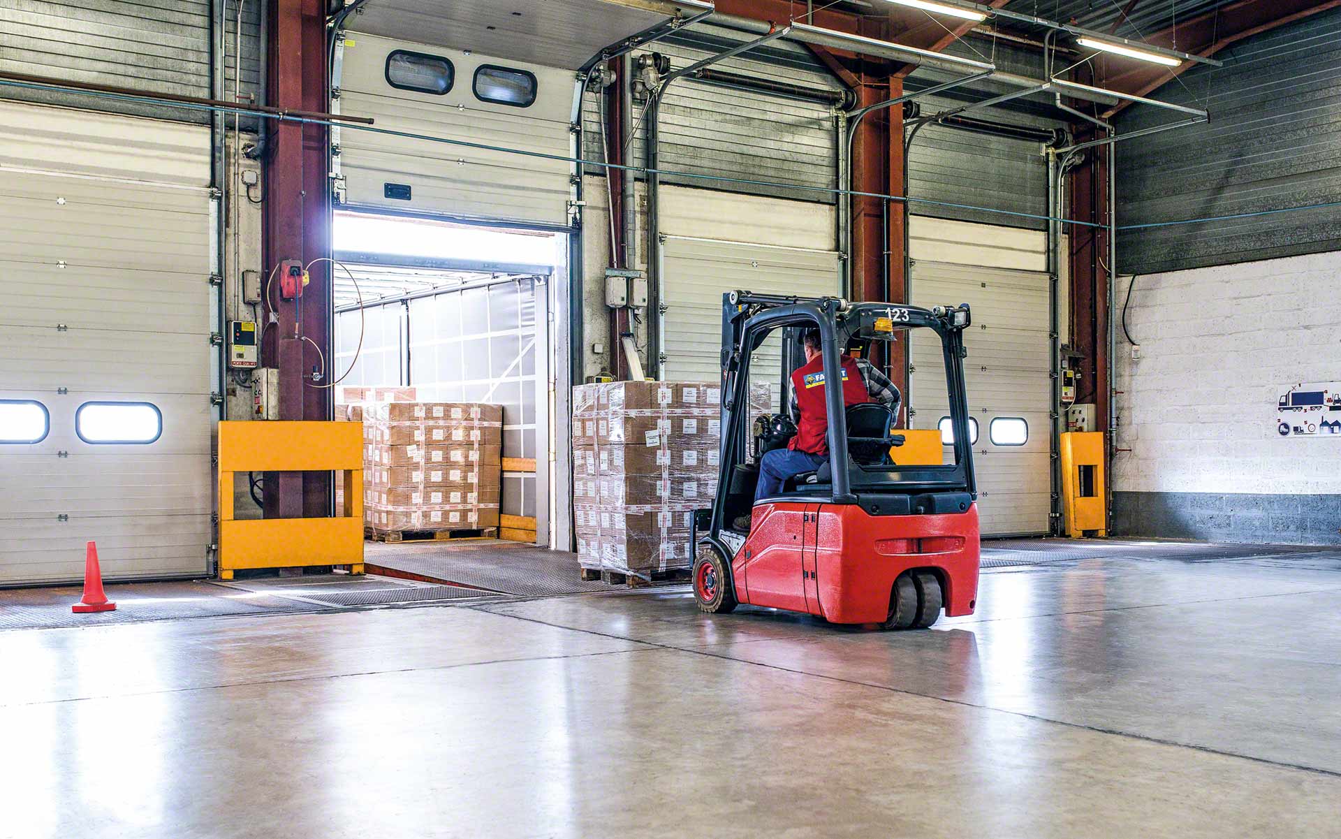 La carga de camión es el proceso de ubicar la mercadería en el vehículo de transporte La carga de camión es el proceso de ubicar la mercadería en el vehículo de transporte