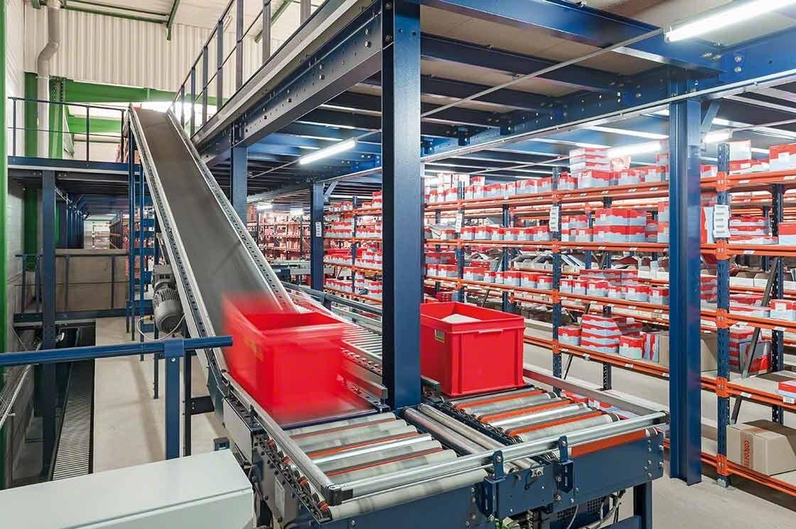 El circuito de transportadores conectan las plantas del depósito inteligente de PAVI-Groupauto El circuito de transportadores conectan las plantas del depósito inteligente de PAVI-Groupauto