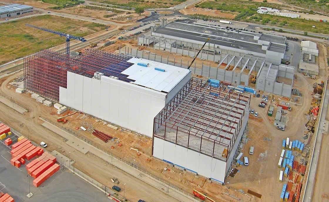 Construcción de depósito con racks autoportantes integrados, preparados para resistir en caso de terremoto o frente a fuertes rachas de viento.