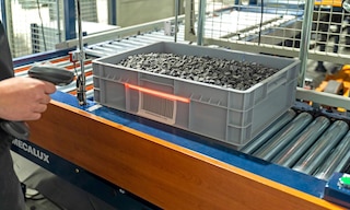 Un depósito de materia prima abastece de materiales a las líneas de producción Un depósito de materia prima abastece de materiales a las líneas de producción