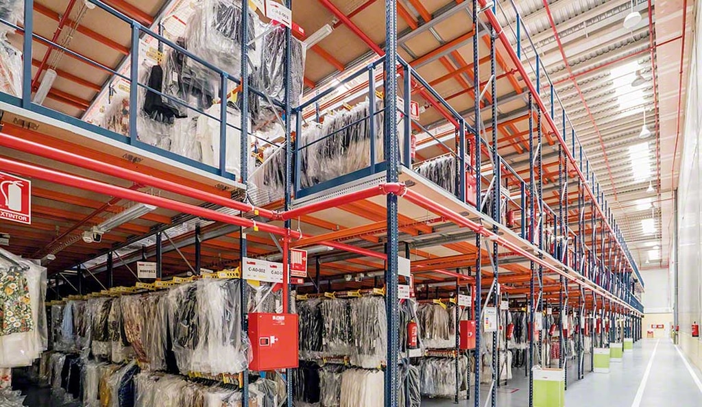 Los entrepisos y las estanterías con pasarelas multiplican la capacidad de almacenamiento de los depósitos para ropa