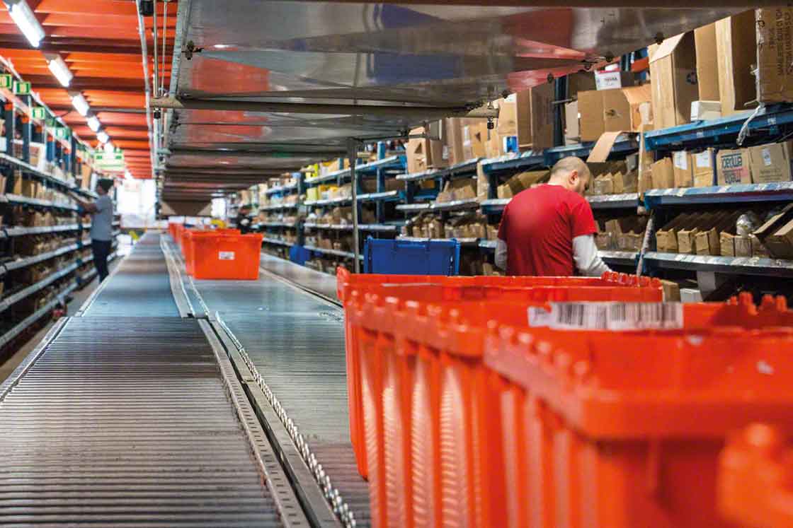 Los depósitos de repuestos pueden utilizar estanterías metálicas para picking y transportadores para aquellas referencias con rotación más alta