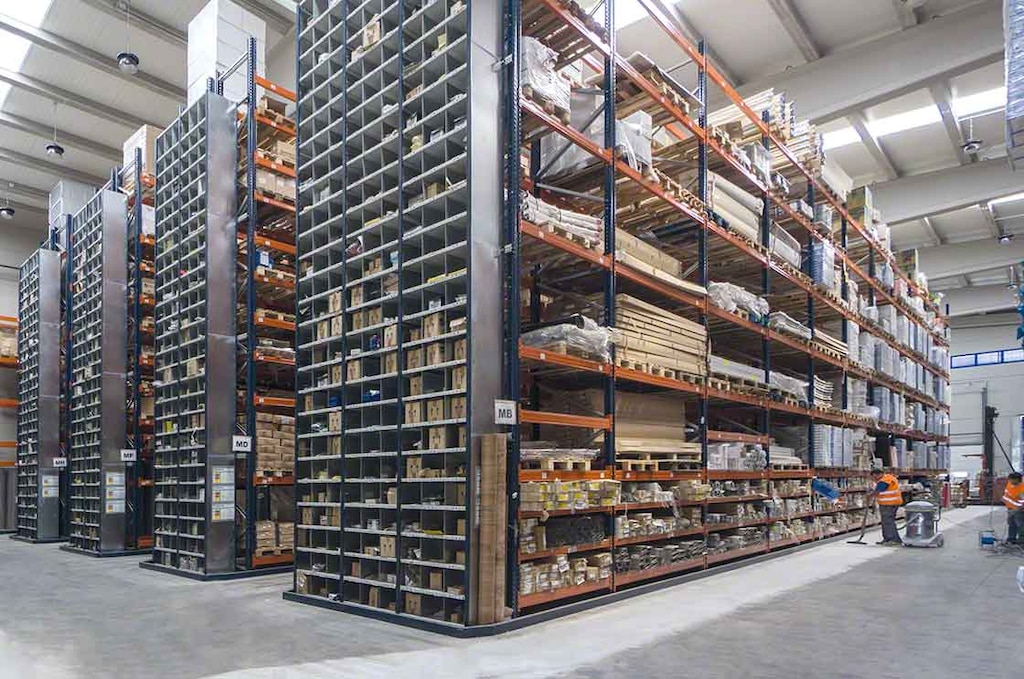 Operarios ejecutando tareas de limpieza en un depósito con racks selectivos Operarios ejecutando tareas de limpieza en un depósito con racks selectivos