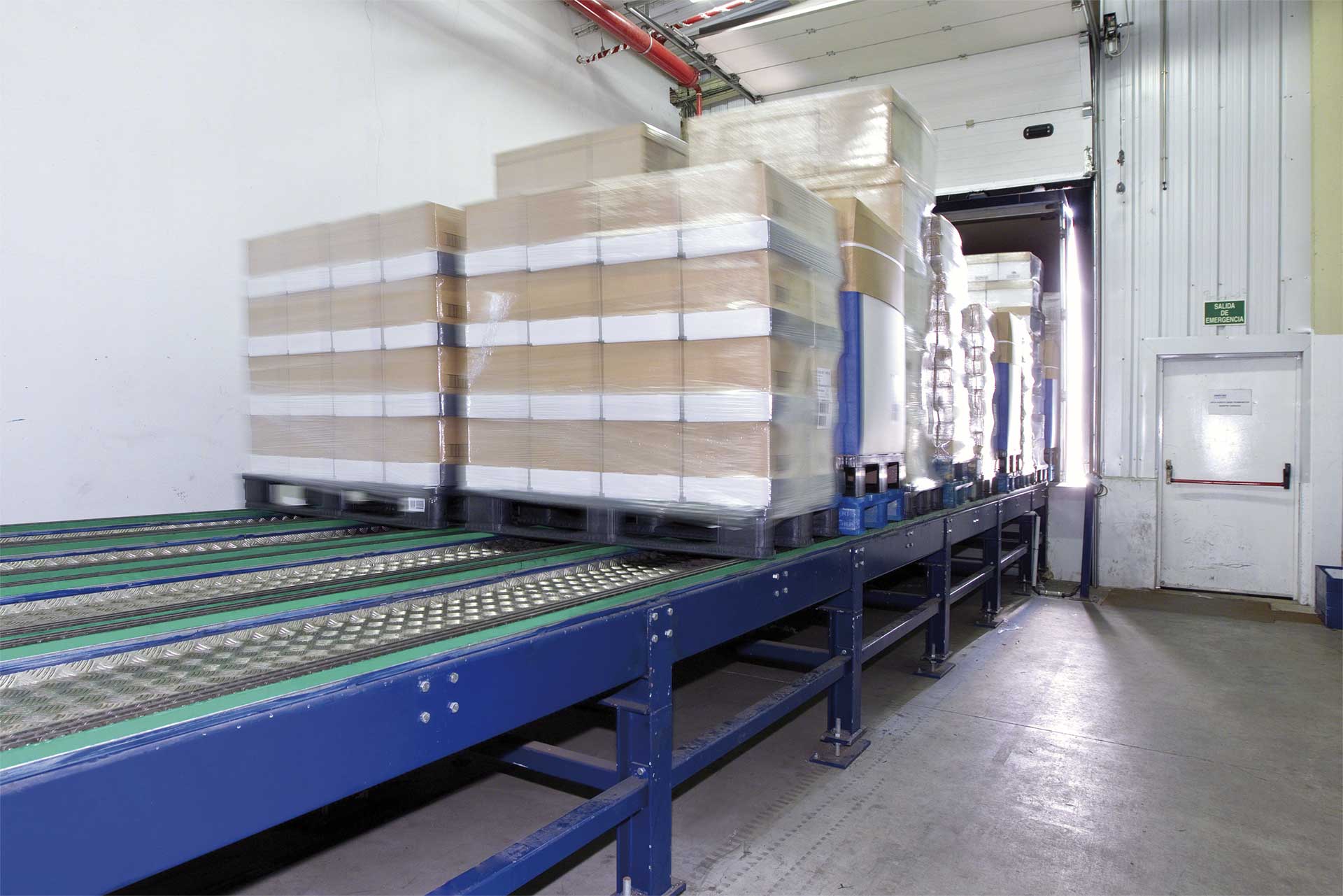 Los sistemas automáticos de carga y descarga de camiones ofrecen agilidad y seguridad en la zona de muelles del depósito. Los sistemas automáticos de carga y descarga de camiones ofrecen agilidad y seguridad en la zona de muelles del depósito.