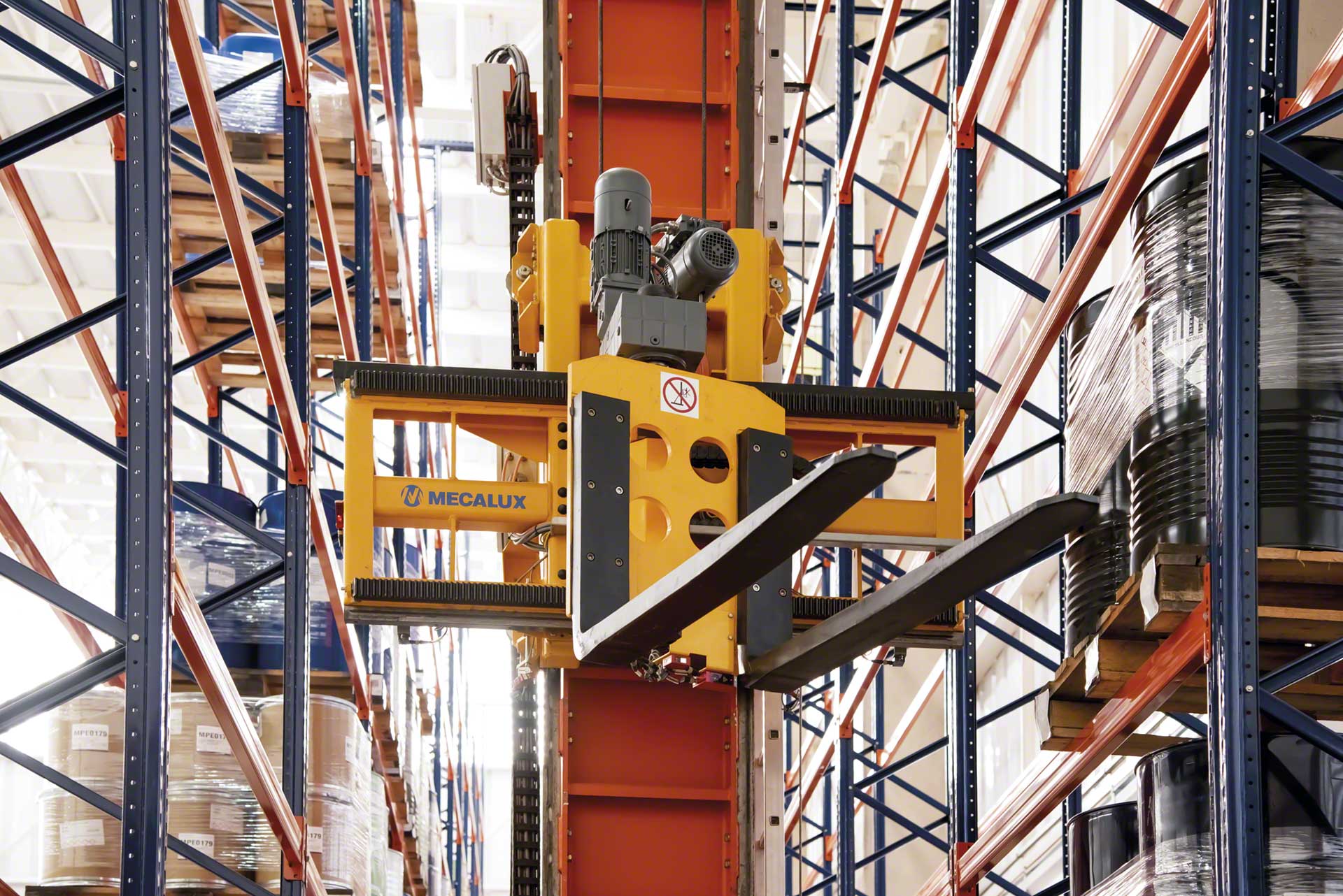 Los transelevadores con microprocesador efectúan la ubicación y extracción de la mercadería de forma automática Los transelevadores con microprocesador efectúan la ubicación y extracción de la mercadería de forma automática