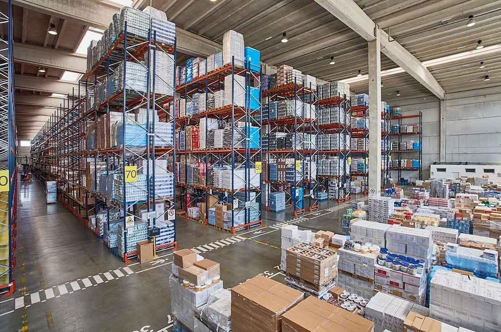 La enorme variedad de productos añade complejidad a la gestión de stock en el depósito. La enorme variedad de productos añade complejidad a la gestión de stock en el depósito.