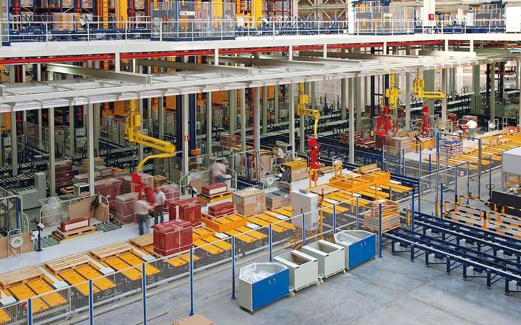 Zona de picking manual del depósito del Porcelanosa Grupo, donde prima la seguridad y la ergonomía de los trabajadores. Zona de picking manual del depósito del Porcelanosa Grupo, donde prima la seguridad y la ergonomía de los trabajadores.