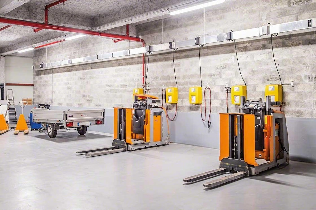 La zona del depósito para el mantenimiento de los equipos debe cumplir todas las normas de seguridad La zona del depósito para el mantenimiento de los equipos debe cumplir todas las normas de seguridad
