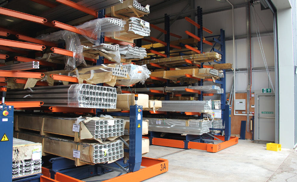 Mecalux instala en Tiverton, Reino Unido, una solución especial de racks móviles con cantilever para perfiles metálicos Mecalux instala en Tiverton, Reino Unido, una solución especial de racks móviles con cantilever para perfiles metálicos