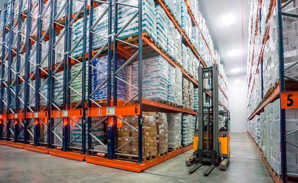 Las Movirack son especialmente útiles en cámaras de congelación ya que disminuyen el consumo de energía para generar frío al distribuir ese frío entre un mayor número de pallets almacenados
