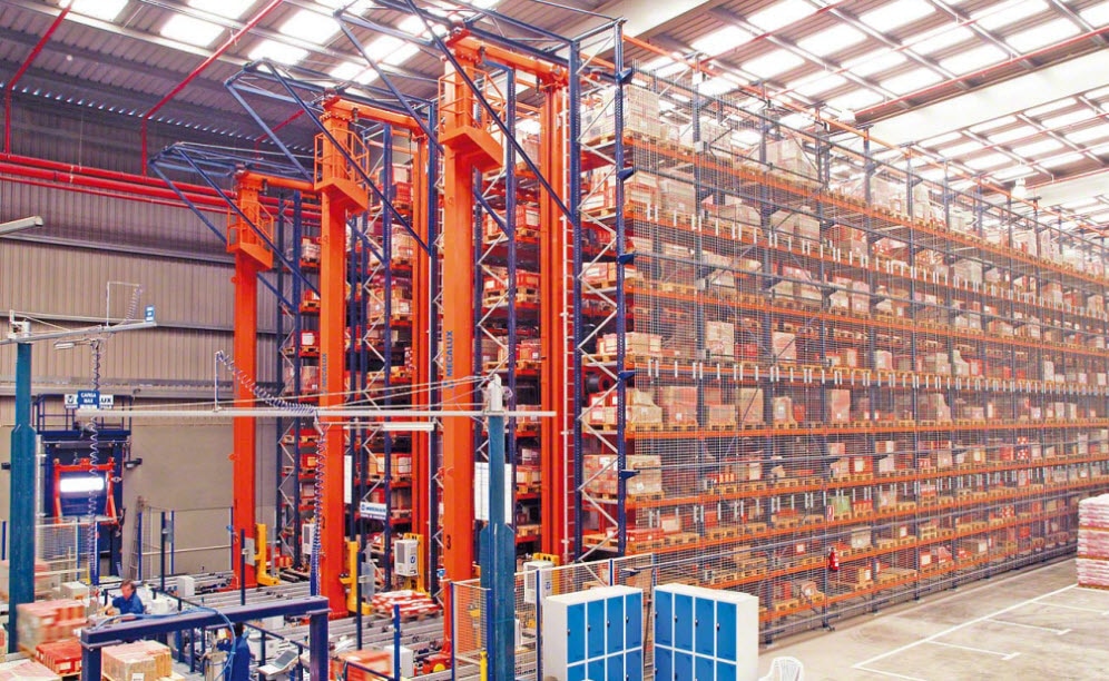 Depósito automático para pallets de simple profundidad con tres transelevadores