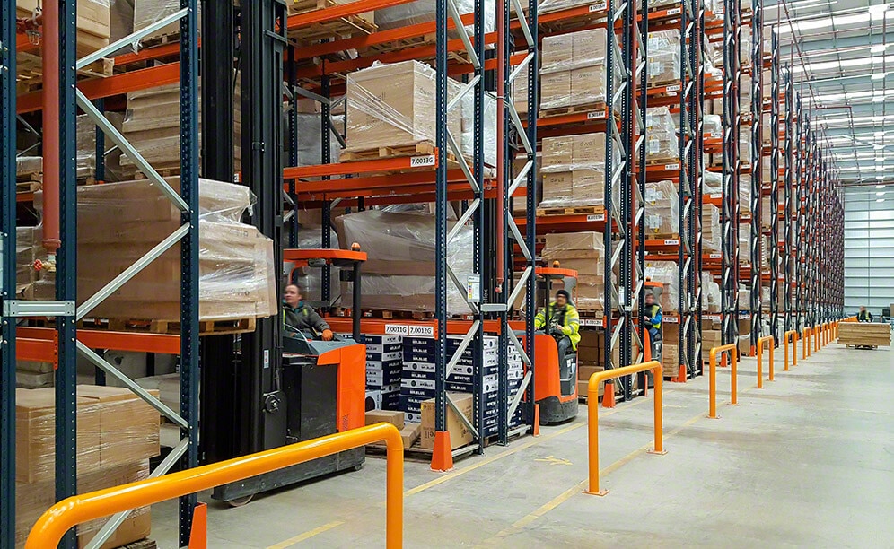 Nuevo depósito de Dwell & DFS con racks selectivos para mobiliario y decoración Nuevo depósito de Dwell & DFS con racks selectivos para mobiliario y decoración