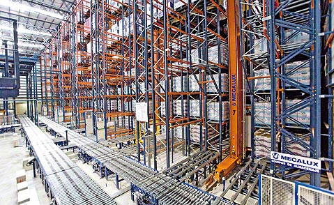 Transelevadores para pallets monocolumna automatizan el silo autoportante de Ubesol