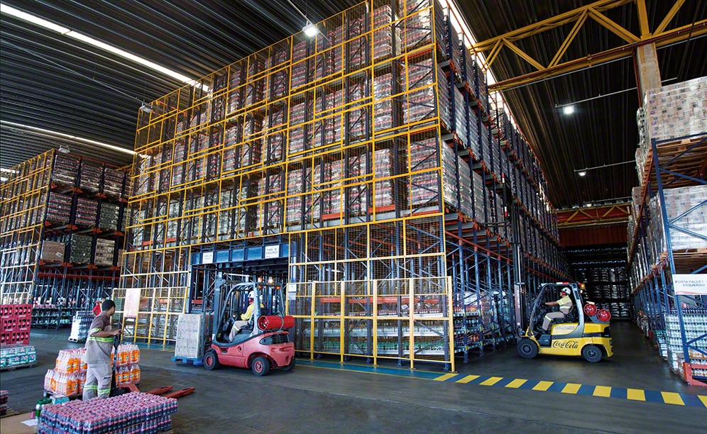 El carro automático ejecuta las entradas y salidas de los pallets El carro automático ejecuta las entradas y salidas de los pallets