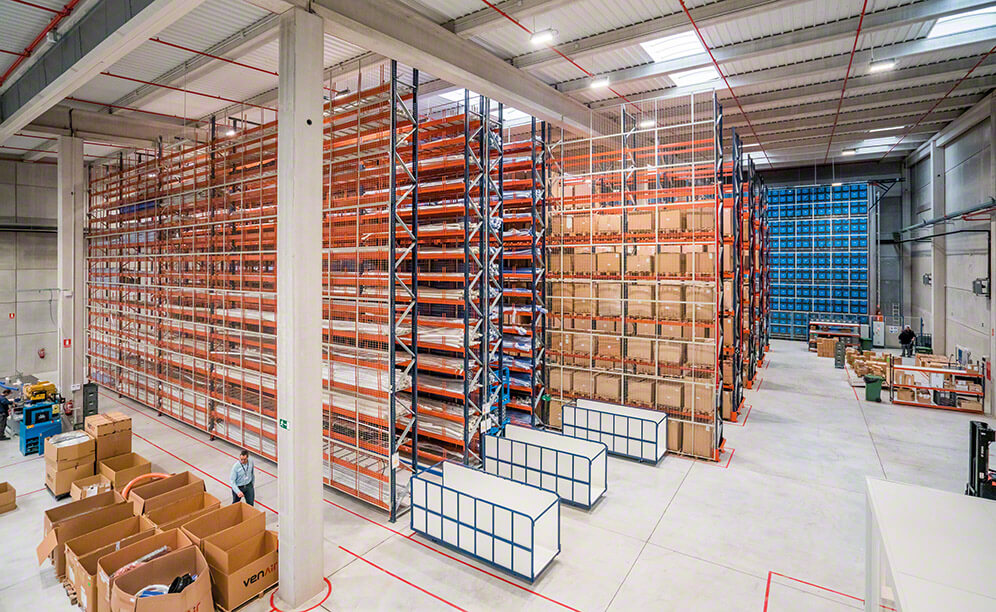 Tres soluciones de almacenaje en el centro de distribución de Venair Tres soluciones de almacenaje en el centro de distribución de Venair