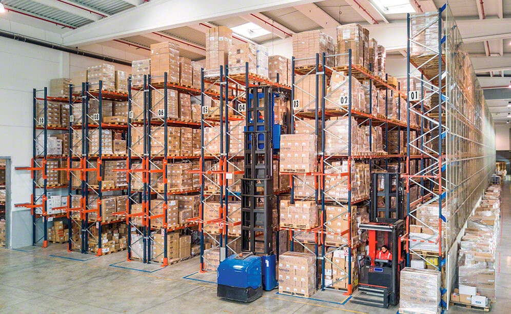 Mecalux ha suministrado los sistemas de almacenaje que componen el depósito: racks selectivos con pasillos estrechos, estanterías dinámicas de picking y un circuito de transportadores con un elevador