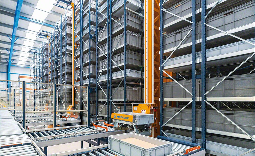 El depósito automático gestiona 8.000 cajas en tan solo 625 m<sup>2</sup>