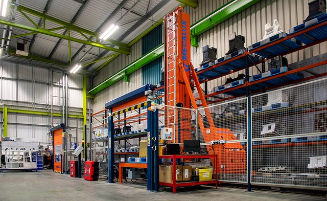 Depósito automático con maquinaria industrial de Yamazaki Mazak