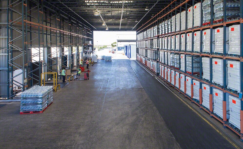 Dos depósitos autoportantes para las bebidas sin alcohol de San Benedetto Dos depósitos autoportantes para las bebidas sin alcohol de San Benedetto