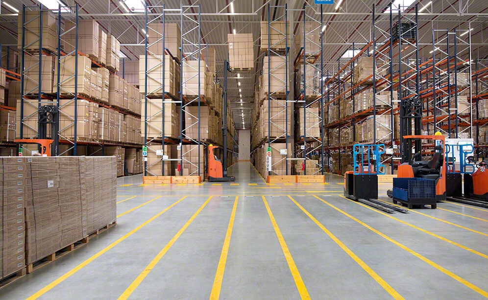 Eficiente sistema de preparación de pedidos en el depósito de Decathlon en Polonia Eficiente sistema de preparación de pedidos en el depósito de Decathlon en Polonia