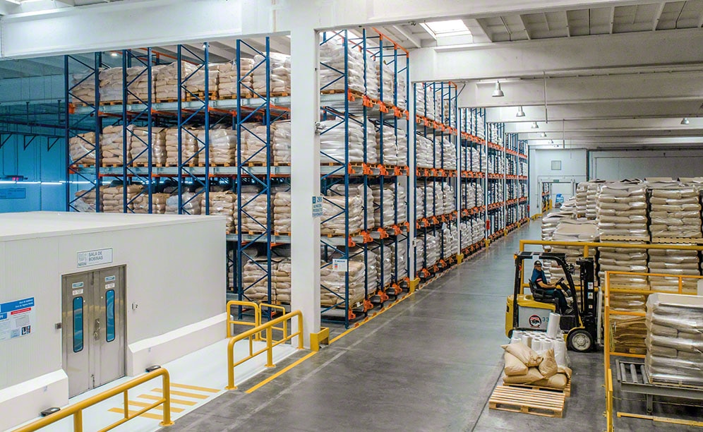 El depósito de Nestlé está equipado con racks con el sistema Pallet Shuttle de Mecalux El depósito de Nestlé está equipado con racks con el sistema Pallet Shuttle de Mecalux