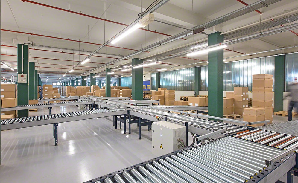 Depósito omnicanal de Mephisto con transportadores de cajas