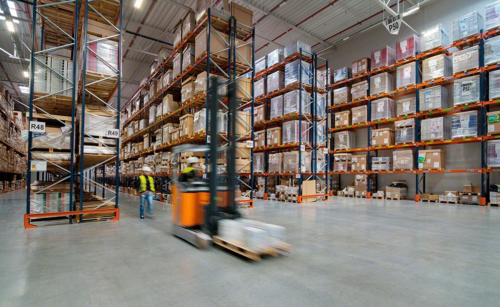 El operador logístico KMC-Services equipa sus depósitos con racks selectivos El operador logístico KMC-Services equipa sus depósitos con racks selectivos