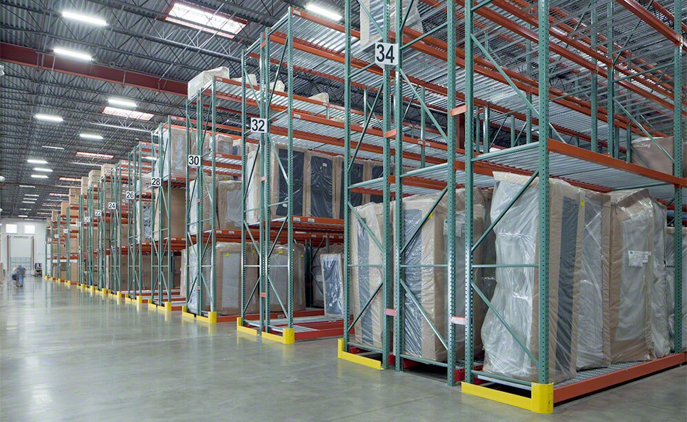 Depósito con pasillos angostos de gran rendimiento para Rana Furniture Depósito con pasillos angostos de gran rendimiento para Rana Furniture