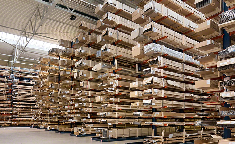 El depósito de perfiles de aluminio de Aluprof con estanterías cantilever y racks selectivos El depósito de perfiles de aluminio de Aluprof con estanterías cantilever y racks selectivos