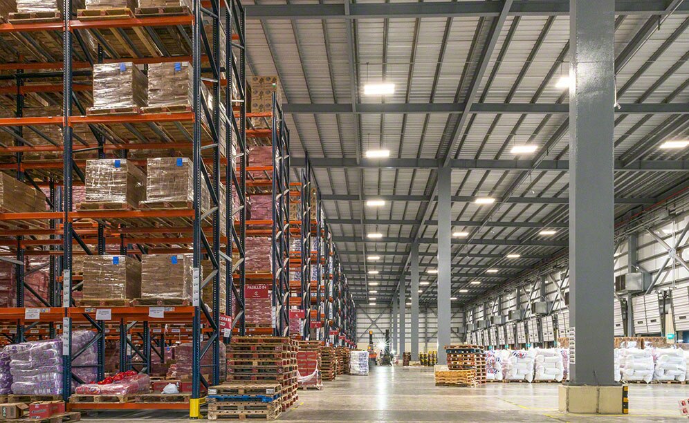 Productos de limpieza y alimentación en el nuevo depósito de César Iglesias Productos de limpieza y alimentación en el nuevo depósito de César Iglesias