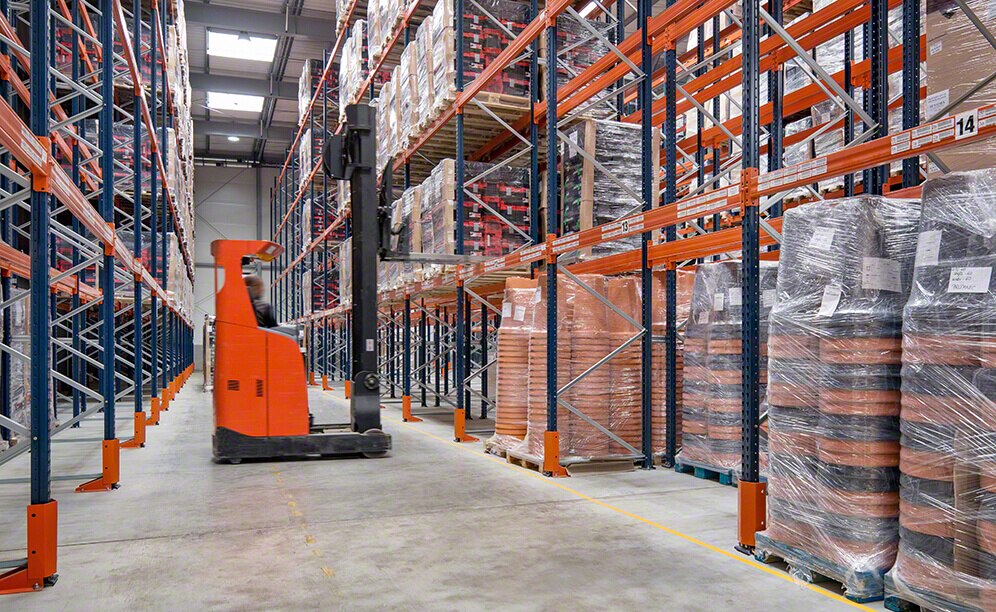 Racks selectivos en Polonia con los plásticos de Prosperplast Racks selectivos en Polonia con los plásticos de Prosperplast