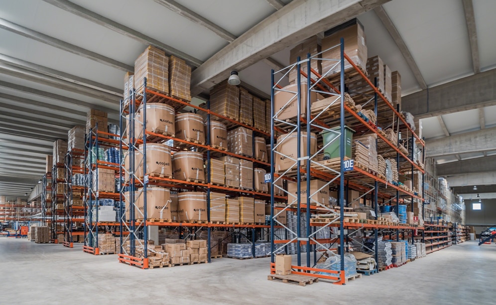 Alrededor de la zona destinada al picking manual de gran consumo, se han instalado estanterías de paletización convencional de 7,5 m de altura