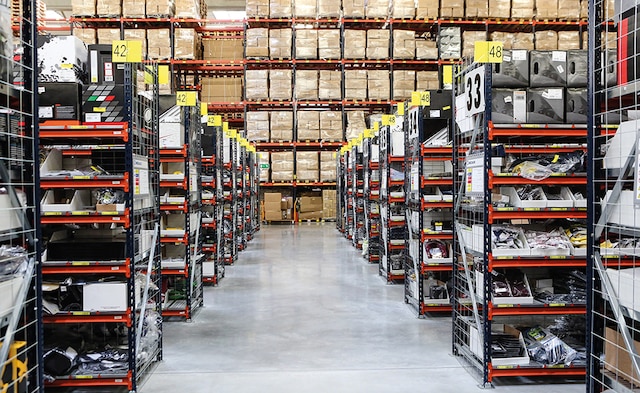 Este depósito está compuesto por racks selectivos, estanterías de cajas para picking y un circuito de transportadores que incluye una zona de clasificación