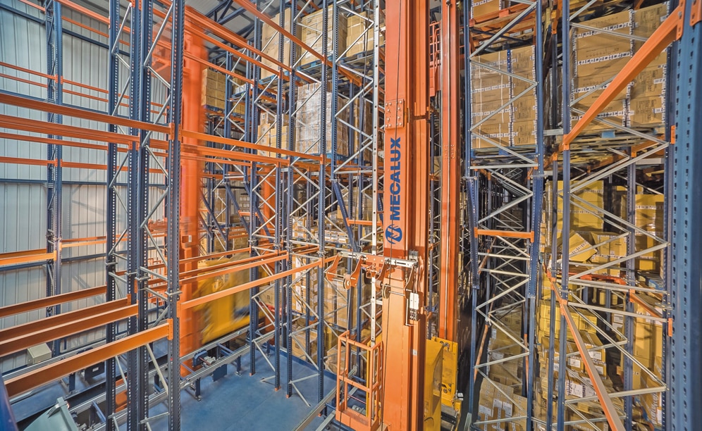 Mecalux construye en Elche un depósito autoportante automático para pallets con capacidad para dos millones de pares de zapatos, minimizando su impacto paisajístico Mecalux construye en Elche un depósito autoportante automático para pallets con capacidad para dos millones de pares de zapatos, minimizando su impacto paisajístico