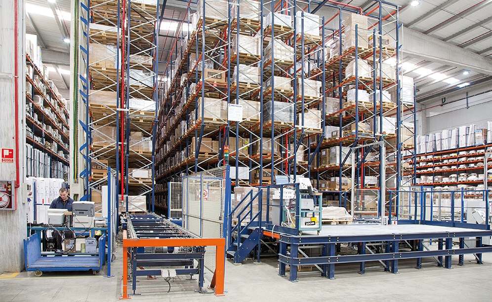La instalación de Industrias Cosmic está compuesta por un almacén automático con canales dinámicos y un puesto de picking en la parte delantera