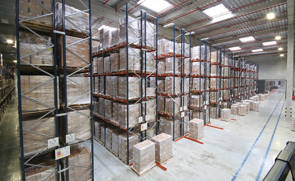 Depósito sectorizado para más de 42.000 pallets y una zona de picking para la empresa SAGA Depósito sectorizado para más de 42.000 pallets y una zona de picking para la empresa SAGA