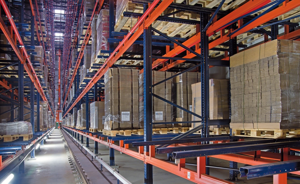 Depósito autoportante automático con capacidad para almacenar más de 6.300 pallets Depósito autoportante automático con capacidad para almacenar más de 6.300 pallets