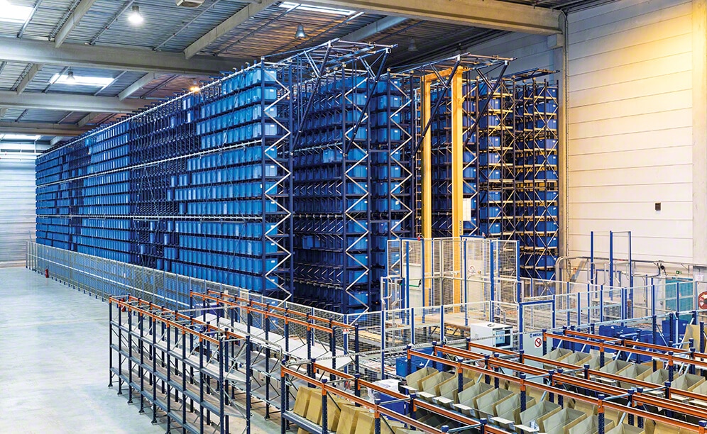 El depósito automático de cajas está formado por tres pasillos con estanterías de doble profundidad a ambos lados que miden 43 m de longitud, 9 m de altura y disponen de 15 niveles