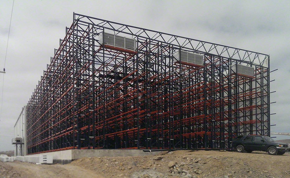 Fruvemex ha reforzado su ritmo de crecimiento con la construcción de tres cámaras frigoríficas autoportantes que en total suman una capacidad de almacenamiento de 5.728 pallets
