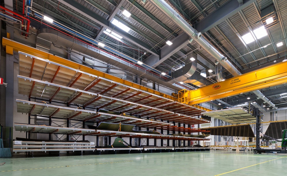 La forma más eficiente de almacenar grandes componentes de aviones con estanterías cantilever de Mecalux La forma más eficiente de almacenar grandes componentes de aviones con estanterías cantilever de Mecalux