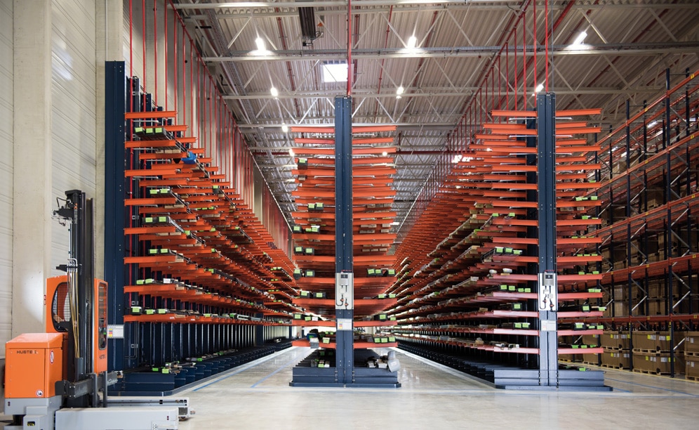 Los racks cantilever alcanzan los 8 m de altura y están diseñados para alojar las unidades de carga de gran longitud