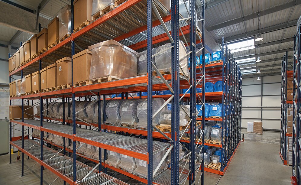 Mecalux ha construido un depósito de 2.300 m² con capacidad para más de 2.800 pallets en el que se combina racks selectivos y racks móviles Movirack
