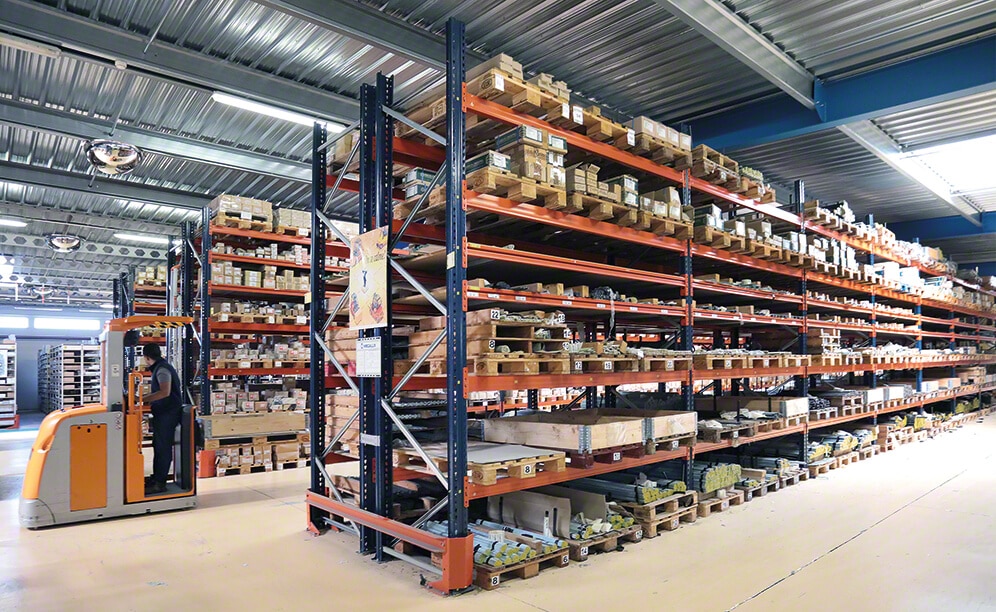 Racks selectivos, penetrables, móviles, para pallets y para picking, conviven en el depósito de SPB Racks selectivos, penetrables, móviles, para pallets y para picking, conviven en el depósito de SPB