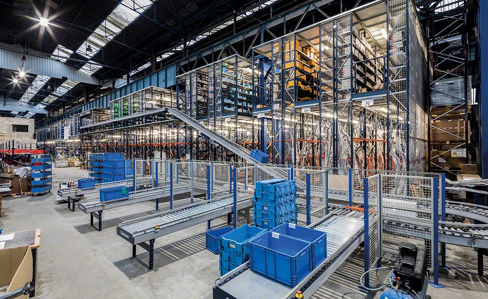 Mecalux ha suministrado los sistemas de almacenamiento, incluido un circuito de transportadores que comunica todas las áreas de la instalación, para que el picking se realice con mayor agilidad