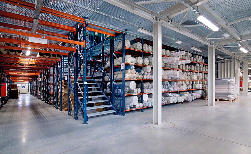 Racks para picking con pasarelas y racks cantilever aportan una óptima organización de los productos textiles del fabricante polaco Eurofirany