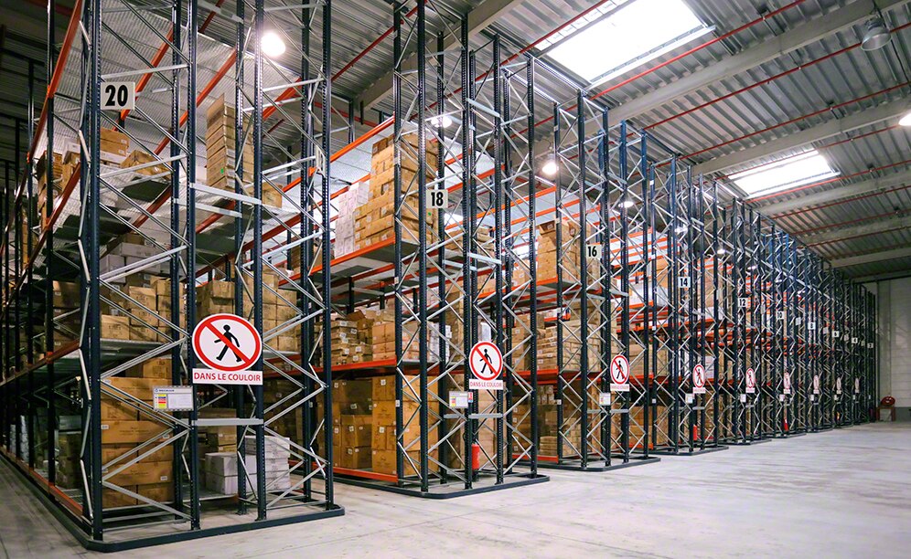 Mecalux equipó el depósito con racks selectivos, que destacan por su versatilidad para adaptarse a la gran variedad de referencias