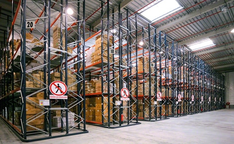 Racks selectivos con estantes enrejados y un circuito de transportadores multiplican a eficiencia en el picking de un importante fabricante de juguetes Racks selectivos con estantes enrejados y un circuito de transportadores multiplican a eficiencia en el picking de un importante fabricante de juguetes