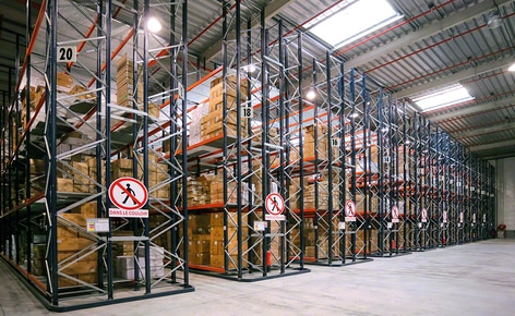 Racks selectivos con estantes enrejados y un circuito de transportadores multiplican a eficiencia en el picking de un importante fabricante de juguetes